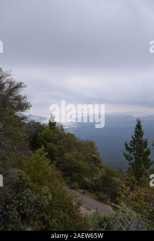 Distante vedute di San Francisco emergere dalla nebbia dalla sommità del Mt. Tamalpais, il punto più in alto a Marin County, California, Stati Uniti d'America. Foto Stock