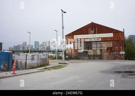 Vancouver Mill Machinery 1st Ave impianto nel quartiere sud-est di False Creek in contrasto con moderni e alti edifici sullo sfondo. Foto Stock