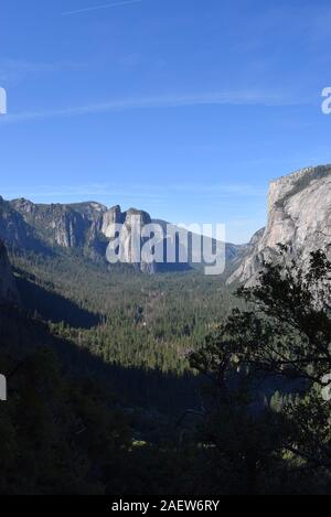 Vista verso la estremità occidentale della valle di Yosemite con El Capitan visibile sulla destra. Foto Stock