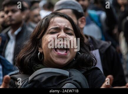 New Delhi, India. Decimo Dec, 2019. Le persone in possesso di una protesta contro la cittadinanza Amendment Bill in New Delhi, India, Dic 10, 2019. La camera bassa del parlamento indiano il martedì passato la controversa cittadinanza Amendment Bill. Credito: Javed Dar/Xinhua/Alamy Live News Foto Stock