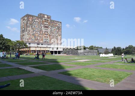 UNAM's edificio della biblioteca centrale, decorata con il murale " Rappresentazione storica della cultura' dall'artista messicano e architetto Juan O'Gorman. Foto Stock
