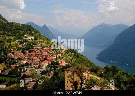 Vista del villaggio di Bre, Svizzera Italiana, con il lago di Lugano in background Foto Stock