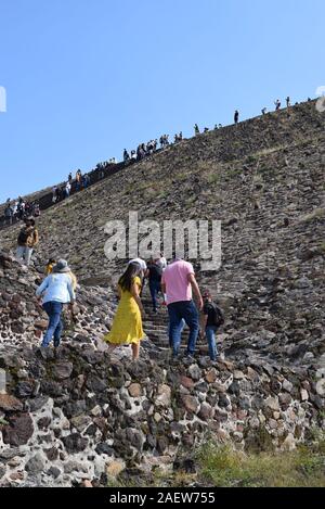 I turisti la scalata della Piramide del Sole a Teotihuacan. La piramide è la più grande e più alto di antiche strutture situate in città antica. Foto Stock