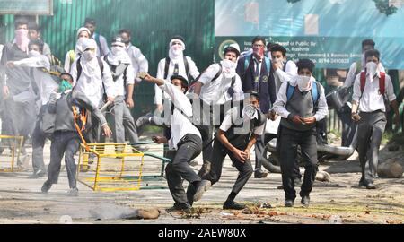 Gli studenti del Kashmir scontro con le forze nei pressi di un collegio a Lal Chowk area Foto Stock