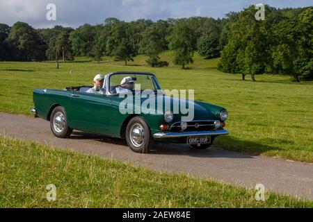 1968 anni '60 Green Sunbeam Alpine Classic automobili, storici, cari, vecchi temporizzatori, collezionabili veterano d'epoca restaurato, veicoli di un tempo in arrivo per l'evento di Mark Woodward Motoring a Leighton Hall, Carnforth, Regno Unito Foto Stock