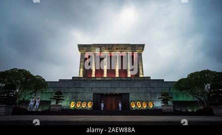 Mausoleo di persone famose che Ho Chi Minh contro il cielo molto nuvoloso in serata, Hanoi, Vietnam Foto Stock