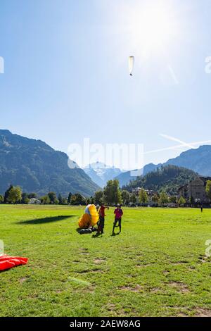 La Svizzera, Interlaken, Hoehenmatte, 29 settembre 2019. Vista spettacolare Jungfrau mountain range durante una giornata di sole con parapendio in piedi Foto Stock