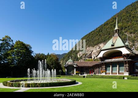 La Svizzera, Interlaken, 29 settembre 2019. Visualizzare nello storico edificio del casinò e il parco Fontana durante una bella giornata di sole con blu chiaro sk Foto Stock