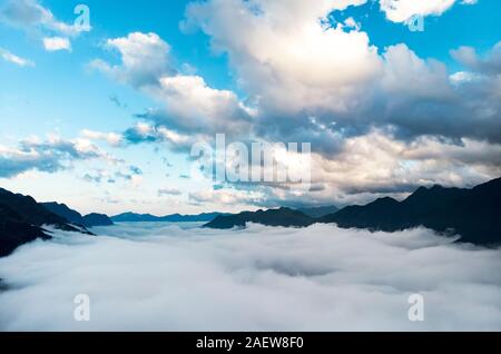 Bellissimo panorama sulla montagna sopra le nuvole, in Vietnam la maggior parte vista per controllo di corsa in montagna Foto Stock