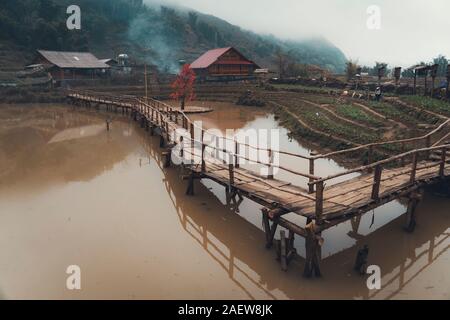 Ponte di legno nella Cat Cat Village, Sa Pa, Vietnam. Villaggio tradizionale nel nord del Vietnam. Foto Stock