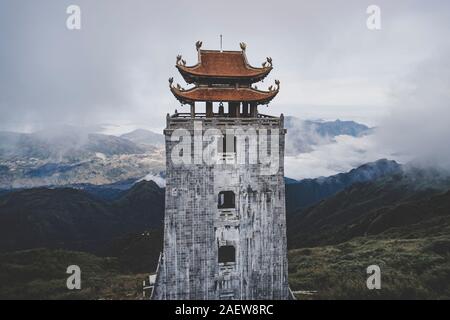 Una pagoda in cima del Monte Fansipan, Vietnam. Foto Stock