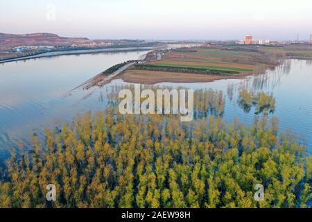 Nanyang. Decimo Dec, 2019. Foto aeree prese a Dic. 10, 2019 mostra lo scenario del serbatoio Danjiangkou regione Xichuan nella contea di Nanyang, centrale cinese della Provincia di Henan. Il percorso medio della Cina del sud-nord acqua progetto di diversione inizia in corrispondenza del serbatoio di Danjiangkou e corre attraverso l Henan e Hebei province prima di giungere a Tianjin e Pechino. Credito: Feng Dapeng/Xinhua/Alamy Live News Foto Stock