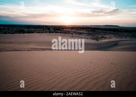 Splendido paesaggio del deserto asiatico dall'aria. Alba sulle dune di sabbia di MUI ne Vietnam. Tramonto oltre l'orizzonte Foto Stock