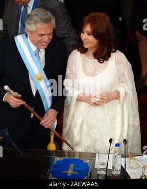 Buenos Aires, Argentina. Decimo Dec, 2019. Alberto Fernandez (l), il nuovo presidente dell'Argentina, e Vice Presidente Cristina Fernandez de Kirchner stare insieme dopo aver prestato giuramento di office prima del Congresso. Credito: Florencia Martin/dpa/Alamy Live News Foto Stock