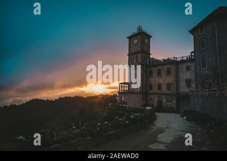 La costruzione del castello villaggio francese su Ba na colline al tramonto a Danang, Vietnam. Foto Stock