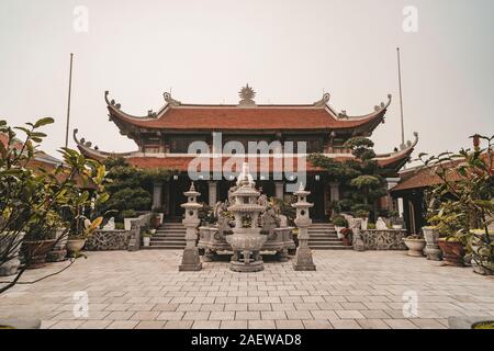 Danang , il Vietnam - Gennaio 07, 2019: pagoda buddista sulla collina di Bana nella nebbia mattutina senza le persone nei pressi di Da Nang city in Vietnam. Foto Stock