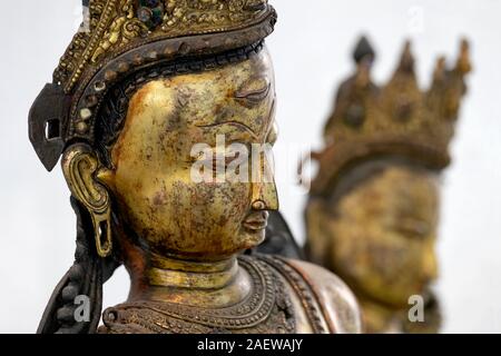 Figure nepalese di Indra (sinistra) e Indrani (a destra), il Musée des Arts asiatiques / Museo delle Arti asiatiche, Nizza Côte d'Azur, in Francia, in Europa Foto Stock