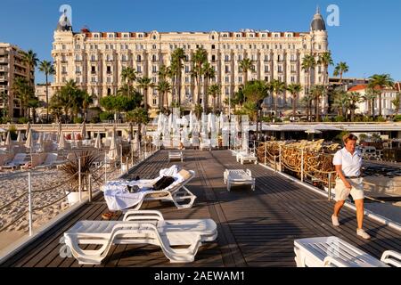 Hotel InterContinental Carlton - membro dello staff lettini di raccolta, Cannes, Provence, Francia Foto Stock