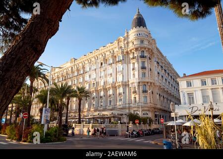 Hotel InterContinental Carlton e ristorante Da Vinci (a destra), Cannes, Provence, Francia Foto Stock