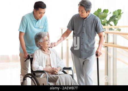 Assistente infermieristica avendo cura di donna senior Foto Stock