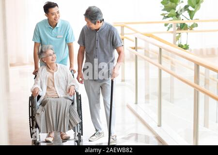 Assistente infermieristica avendo cura di donna senior Foto Stock