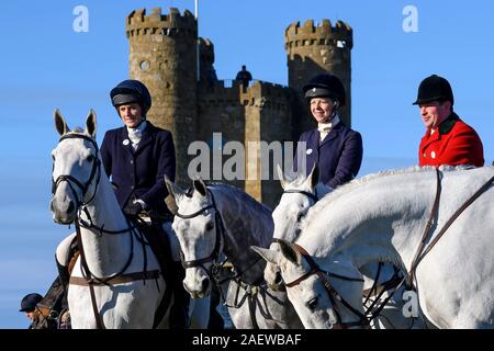 02/12/2019. Membri della North Cotswolds Hunt si riuniranno presso la Torre di Broadway in Cotswolds nr il villaggio di Broadway in Worcestershire. Foto Stock