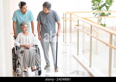 Assistente infermieristica avendo cura di donna senior Foto Stock