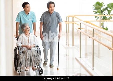Assistente infermieristica avendo cura di donna senior Foto Stock