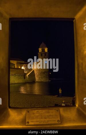 Scoperta di Collioure su una sera d'estate. Pyrenes, Francia Foto Stock