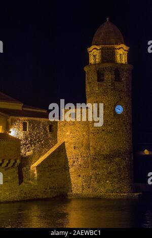 Scoperta di Collioure su una sera d'estate. Pyrenes, Francia Foto Stock