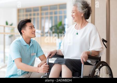 Assistente infermieristica avendo cura di donna senior Foto Stock