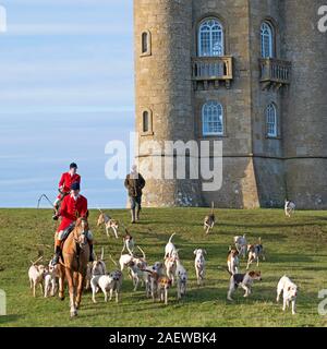 02/12/2019. Membri della North Cotswolds Hunt insieme fuori dalla torre di Broadway in Cotswolds nr il villaggio di Broadway in Worcestershire. Foto Stock