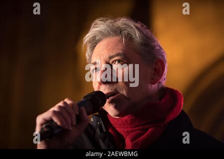 Glasgow, Regno Unito, 11 dicembre 2019. Richard Leonard, leader della Scottish Labour Party, introduce il leader del partito laburista Jeremy Corbyn, durante la campagna elettorale presso la storica Govan Croce, a Glasgow, il giorno prima che la nazione va alle urne nel 2019 elezione generale. Credito: Jeremy Sutton-Hibbert/Alamy Live News. Foto Stock