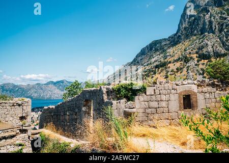 Fortezza di Kotor e montagna in Montenegro Foto Stock