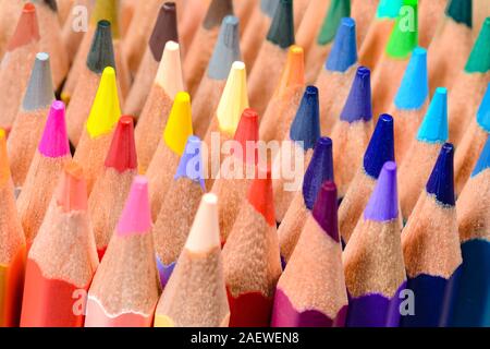 Matita rossa in piedi fuori da un mazzo di matite colorate, il concetto di  leadership Foto stock - Alamy