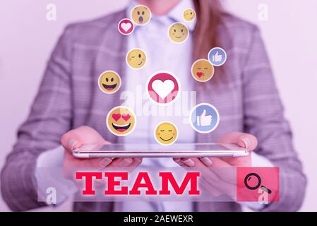 Conceptual la scrittura a mano che mostra Team. Significato il concetto di gruppo che mostra lavorando insieme Foto Stock