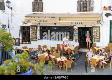 Il Cafe Bar Porras, Mijas, Costa del Sol, provincia di Malaga, Andalusia, Spagna meridionale. Uno dei più antichi e famosi bar nel villaggio. Foto Stock