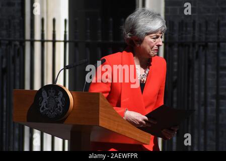 Pechino, Cina. 24 Maggio, 2019. Il Primo Ministro inglese Theresa Maggio parla ai media al di fuori 10 di Downing Street a Londra, in Gran Bretagna il 24 maggio 2019. Credito: Alberto Pezzali/Xinhua/Alamy Live News Foto Stock