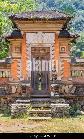 Cancello di ingresso nel tradizionale villaggio Balinese Tenganan, Indonesia Foto Stock