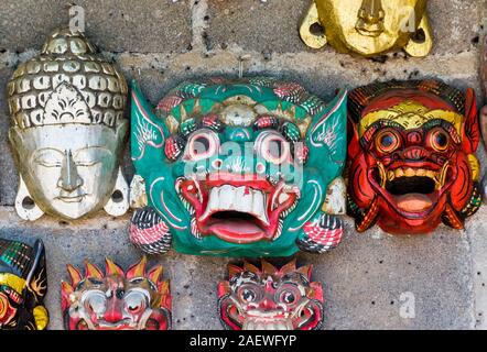 Il tradizionale design Balinese maschere presso un negozio di souvenir nel villaggio di Tenganan, Indonesia Foto Stock