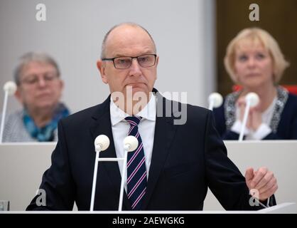 11 dicembre 2019, Brandeburgo, Potsdam: Dietmar Woidke (SPD), il Ministro Presidente e Presidente del DOCUP nel Brandeburgo, fa la sua dichiarazione del governo all'inizio del parlamento di stato sessione. Dietro di lui sono Ulrike Liedtke (SPD, r), Presidente del Landtag e Bettina Fortunato (Die Linke). Foto: Soeren Stache/dpa-Zentralbild/dpa Foto Stock