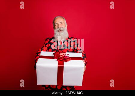 Per voi. Foto di funky coppia guy amour cupido ruolo del carattere dando grande confezione regalo vacanza usura corriere cuori elegante modello costume tuta shirt tie Foto Stock