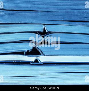 Classic colore blu pila di libri vecchi sfondo. Colore dell'anno 2020. Foto Stock