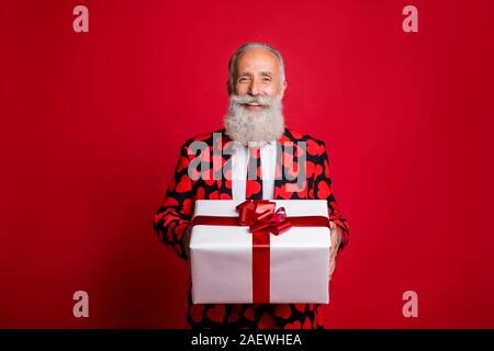 Foto di funky coppia guy amour cupido ruolo del carattere che mostra grande confezione regalo vacanza usura corriere cuori elegante modello costume tuta shirt tie isolato Foto Stock