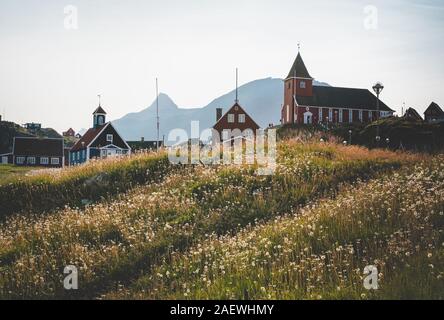 Colorata little città artica Sisimiut in Groenlandia,Qeqqata comune, aka Holsteinsborg . La seconda città più grande della Groenlandia. Panoramica della zona di porta Foto Stock