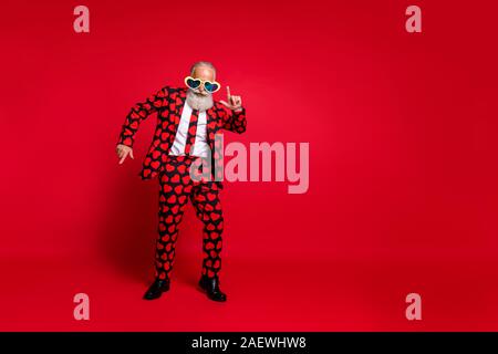 Lunghezza completa foto di funky uomo più anziano amour cupido personaggio per il gioco di ruolo aziendale di ballo di usura delle parti Sun specs cuori pattern costume tuta isolato Foto Stock