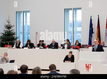 11 dicembre 2019, Brandeburgo, Potsdam: Dietmar Woidke (SPD, r), il Ministro Presidente e Presidente del DOCUP nel Brandeburgo, fa la sua dichiarazione del governo all'inizio della sessione del Landtag. Foto: Soeren Stache/dpa-Zentralbild/dpa Foto Stock