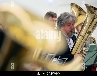 11 dicembre 2019, Brandeburgo, Potsdam: la Potsdam trombone coro suona musiche natalizie con i membri del Parlamento prima dell'inizio del parlamento di stato sessione annuale congiunto Avvento canti di natale. Foto: Soeren Stache/dpa-Zentralbild/dpa Foto Stock