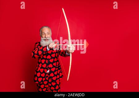 Ritratto di sua egli bella attraente sognanti funky allegro amorosa bianco-haired guy riprese di matrimoni freccia fare match sentimenti di affetto isolati su Foto Stock