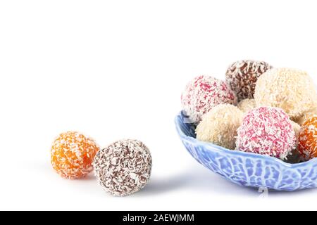 Sano naturale caramelle in un recipiente isolato sfondo bianco Foto Stock